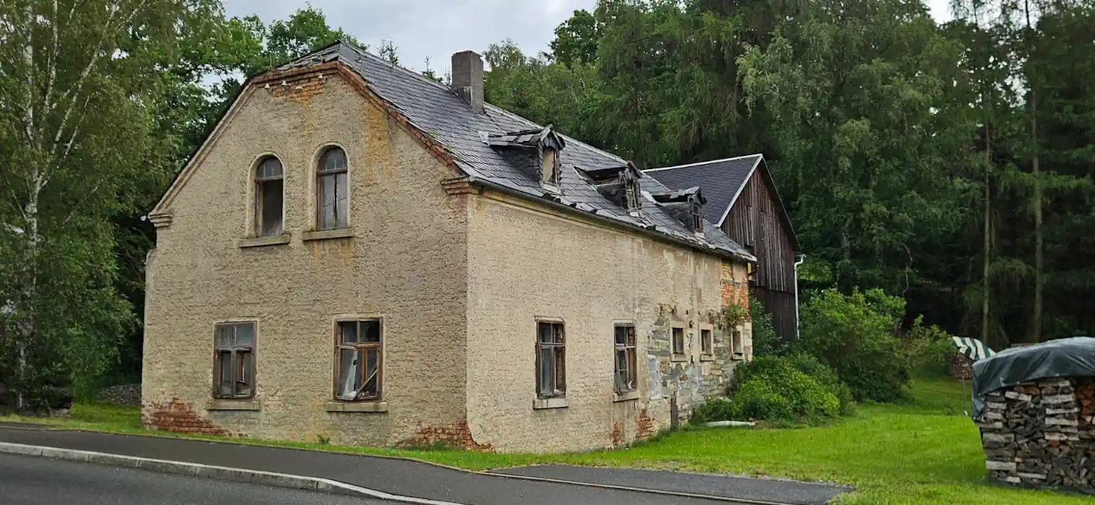 Altes Wohnhaus vor dem Gebäudeabbruch