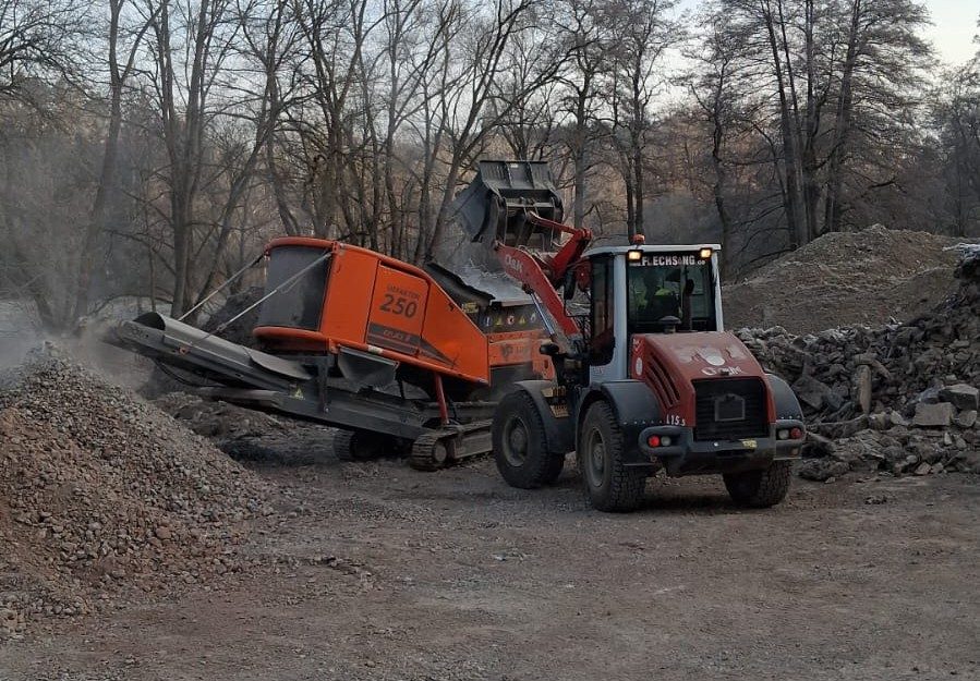 Mobiles Bauschuttrecycling mit Arjes Impaktor 250 und 10t Radlader bei Chemnitz