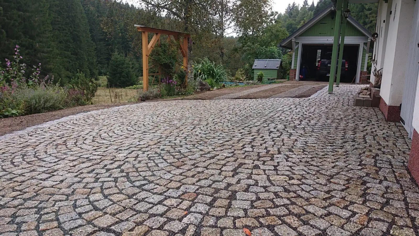 Hofeinfahrt in Segmentbogen verlegt mit Granitkleinpflaster 8/11 grau-gold in Auerbach Vogtland