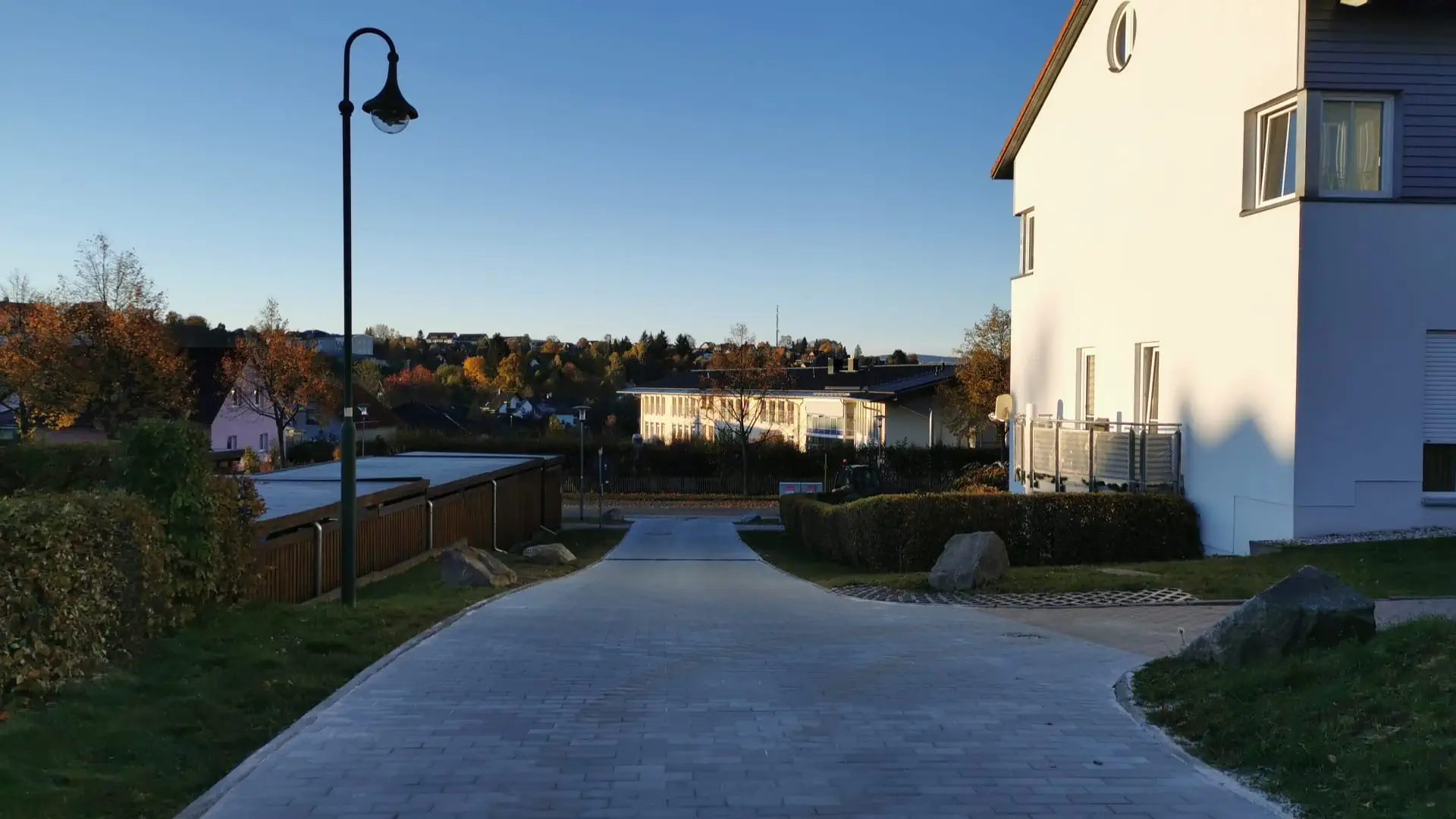 Bau einer befahrbaren Zufahrtsstraße mit Rechteck-Betonpflaster für ein Wohngebiet bei Plauen