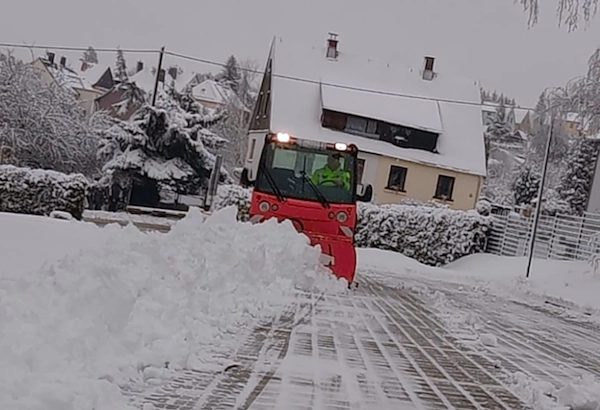 Winterdienst und Glättebeseitigung auf einem Industrieareal bei Falkenstein mit Multicar